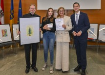 Fachinspektor Andreas Gruber von der Bildungsdirektion NÖ, Gewinnerin Sophie Ertl von der Privaten Mittelschule Zwettl, Landeshauptfrau Johanna Mikl-Leitner und Bildungsdirektor Karl Fritthum (v.l.n.r.)