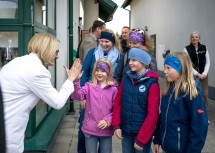Von alt bis jung – Landeshauptfrau Johanna Mikl-Leitner begrüßte zahlreiche Muggendorferinnen und Muggendorfer bei der offiziellen Inbetriebnahme der neuen Wasserversorgung.