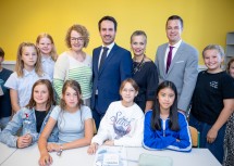 Mit Schülerinnen der 2E im BG/BRG Groß-Enzersdorf (stehend v.l.): Landesrätin Christiane Teschl-Hofmeister, Bildungsminister Christoph Wiederkehr, Direktorin Monika Bauer-Bogner und Bildungsdirektor Karl Fritthum.
