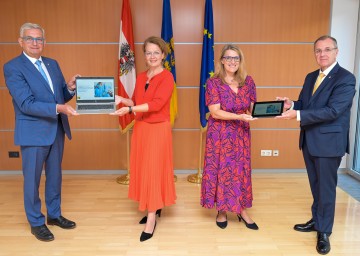 NÖ Gemeindebund-Präsident Alfred Riedl (von links), Landesrätin Christian Teschl-Hofmeister, Landesrätin Ulrike Königsberger-Ludwig und NÖ Gemeindevertreterverband-Präsident Rupert Dworak appellieren an die Pädagogen und Gemeindebediensteten, sich testen zu lassen.