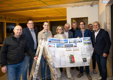 Im Bild von links nach rechts: Markus Holzweber (Fensterbauer Vertriebs GmbH), Christian Domini (Fensterbauer Vertriebs GmbH), Michael Bauer (Fensterbauer Vertriebs GmbH), Landeshauptfrau Johanna Mikl-Leitner, Leopold Bauer (Fensterbauer Vertriebs GmbH), Erich Wojnar (Fensterbauer Vertriebs GmbH), Bürgermeister David Süß, Philipp Weinberger (Fensterbauer Vertriebs GmbH), Robert Bauer (Stahlbau GmbH)