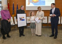 Preisverleihung zum Kunst-Bewerb „Weihnachtspostkartenaktion". Im Bild von links nach rechts: Nicole Heidenwolf und Fachinspektor Andreas Gruber von der Bildungsdirektion NÖ, Siegerin Viktoria Kohl von der Volksschule Hohenruppersdorf, Landeshauptfrau Johanna Mikl-Leitner und Bildungsdirektor Karl Fritthum