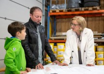 Geschäftsführer Franz Leeb mit Sohn Fabian und Landeshauptfrau Johanna Mikl-Leitner.