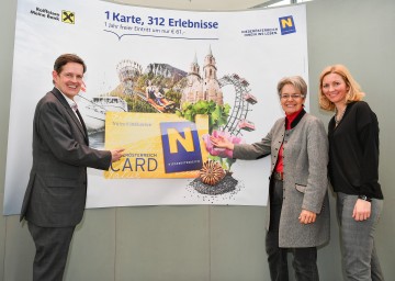 Die Niederösterreich-Card startet in ihre 12. Ausflugssaison. Im Bild von links nach rechts: Niederösterreich-Werbung Geschäftsführer Prof. Christoph Madl, Tourismus-Landesrätin Dr. Petra Bohuslav und Mag. (FH) Christiana Hess, Geschäftsführerin der Niederösterreich-Card