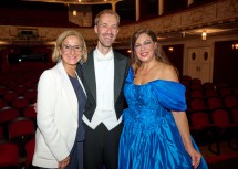 Landeshauptfrau Johanna Mikl-Leitner, Dirigent Michael Zehetner und Opernsängerin Natalia Ushakova nach dem Eröffnungskonzert im Stadttheater Baden.