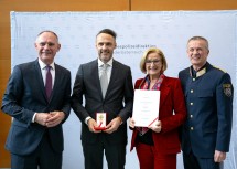 Bundesminister Gerhard Karner, Hans Olsa mit dem Goldenen Verdienstzeichen der Republik Österreich, Landeshauptfrau Johanna Mikl-Leitner und Landespolizeidirektor Franz Popp (v.l.n.r.)