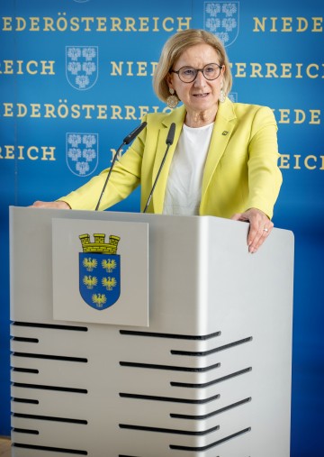 Landeshauptfrau Johanna Mikl-Leitner hob in ihrer Festansprache die Bedeutung von Wissenschaft und Forschung für das Bundesland Niederösterreich hervor und gratulierte den Preisträgern.