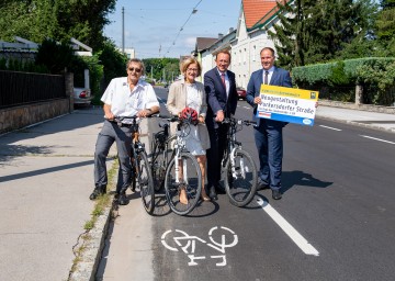 Landesstraße L 129, Purkersdorfer Straße, in St. Pölten neu gestaltet: Kurt Rameis Baudirektor St. Pölten, Landeshauptfrau Johanna Mikl-Leitner, Bürgermeister Matthias Stadler und Straßenbaudirektor-Stellvertreter Rainer Irschik (v.l.n.r.)