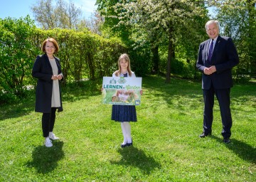 Landesrätin Christiane Teschl-Hofmeister (l.) und Landesrat Martin Eichtinger (r.) freuen sich auf das umfangreiche Angebot der neuen Online-Plattform "Lernen im Garten" für alle Schülerinnen und Schüler.