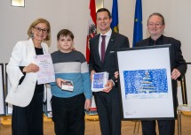 Dem Sieger in der Kategorie Allgemeine Sonderschulen Marlon Buchegger (ASO Gmünd, 2.v.l.) gratulierten Landeshauptfrau Johanna Mikl-Leitner, Bildungsdirektor Karl Fritthum sowie Fachinspektor und Juryvorsitzender Andreas Gruber.