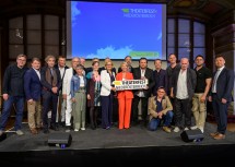 Landeshauptfrau Johanna Mikl-Leitner und Theaterfest-Obfrau Kristina Sprenger mit den Intendantinnen und Intendanten der Theaterfest-Spielorte.