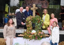 Elisabeth, Julia (beide vorne) und (hinten v.l.) Direktor Franz Fuger von der Gartenbauschule Langenlois, die die Erntedankkrone für das Fest angefertigt haben, mit Nationalratspräsident Wolfgang Sobotka, Landeshauptfrau Johanna Mikl-Leitner und Moderatorin Kristina Sprenger.