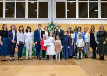 Bürgermeister Manuel Aichberger, Landeshauptfrau Johanna Mikl-Leitner, Direktorin Claudia Auer, Bildungsdirektor Karl Fritthum, Abt Pius Maurer, das Lehrerkollegium der VS Lilienfeld und Sophia, Juliana, Leonie, Felix und Leo bei der gelungenen Eröffnungsfeier.