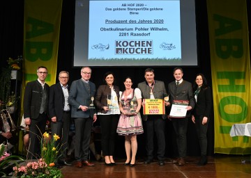 Im Bild von links nach rechts: Abgeordneter Georg Strasser, Petra Liebchen (von der Zeitschrift „Der Fortschrittlicher Landwirt“), LH-Stellvertreter Stephan Pernkopf, Bundesministerin Elisabeth Köstinger, Margarete und Wilhelm Pohler (Produzent des Jahres), LK-NÖ-Präsident Johannes Schmuckenschlager, Uwe Scheutz (Messepräsident)