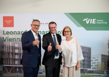 Landeshauptfrau Johanna Mikl-Leitner und (v.l.) Flughafen-Vorstand Günther Ofner mit dem „Leader CEO oft he Year“ Wolfgang Scheibenpflug.
