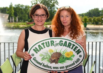 Landeshauptmann-Stellvertreterin Mag. Johanna Mikl-Leitner und DI Dr. Christine Rottenbacher, Lehrgangsleiterin „Ökologisches Garten- und Grünraummanagement“ (v.l.n.r.)