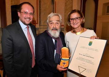 Landeshauptfrau Johanna Mikl-Leitner überreicht Arnulf Rainer das „Silberne Komturkreuz des Ehrenzeichens für Verdienste um das Bundesland Niederösterreich“; im Bild auch Bundesminister Alexander Schallenberg