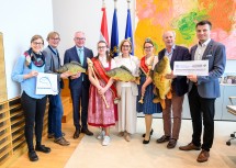 Landeshauptfrau Johanna Mikl-Leitner und LH-Stellvertreter Stephan Pernkopf überreich das niederösterreichische Landeswappen offiziell an den NÖ Teichwirteverband.