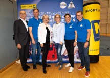 ÖOC-Präsident Karl Stoss, Sportlandesrätin Petra Bohuslav und Landeshauptfrau Johanna Mikl-Leitner mit Thomas Sykora, Michaela Dorfmeister und Franz Stocher vom Team Niederösterreich beim Olympiazentrum-Opening in St. Pölten (jeweils v.l.n.r.)