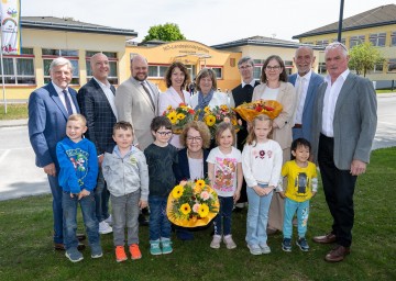 Foto (hinten v.l.n.r.): Vizebürgermeister Günther Prinz, Schuldirektor Harald Bachofner, Bezirkshauptmann-Stellvertreter Christoph Prinz, Kindergartenleiterin Ingrid Enengl, ehemalige Kindergartenleiterin Renate Weiß, Pfarrer Bernhard Prem, Kindergarteninspektorin Michaela Landgesell, Bürgermeister Josef Schaden, Bürgermeister a.D. Johann Hölzl, (vorne v.l.n.r.) Lukas, Fabian, Laurenz, Familien-Landesrätin Christiane Teschl-Hofmeister, Sophia, Lisa und Johann
