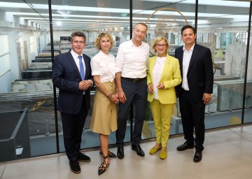 Beim ersten Business Talk in Tulln: Bürgermeister Peter Eisenschenk, die Gastgeber Kristina und Manfred Breitwieser, Landeshauptfrau Johanna Mikl-Leitner und Wirtschaftsstadtrat Lucas Sobotka (von links nach rechts).