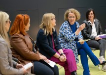 Landesrätin Christiane Teschl-Hofmeister bei der Pressekonferenz bei Welser Profile in Gresten.