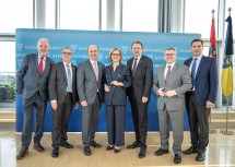 Von links nach rechts: Bürgermeister von Wiener Neustadt und Vizepräsident des Österr. Städtebundes Klubobmann Klaus Schneeberger, der Präsident des SP-Gemeindevertreterverbandes Rupert Dworak, der Präsident des NÖ Gemeindebundes Johannes Pressl, Landeshauptfrau Johanna Mikl-Leitner, der Vorsitzende des NÖ Städtebundes Matthias Stadler, Finanzlandesrat Ludwig Schleritzko und Werner Krammer, Bürgermeister von Waidhofen/Ybbs und Vorsitzender-Stellvertreter des NÖ Städtebundes.