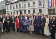 Bei der Eröffnung des neuen Rathauses und Bürgerzentrums in Böheimkirchen: die Landtagsabgeordneten Heidemaria Onodi, Erich Königsberger, Doris Schmidl und Martin Michalitsch, Bürgermeister Johann Hell, Landeshauptfrau Johanna Mikl-Leitner, Moderatorin Daniela Zeller, Landesrat Franz Schnabl und Bezirkshauptmann Josef Kronister (erste Reihe, v.l.n.r.)