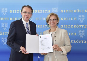 Landeshauptfrau Johanna Mikl-Leitner und Bürgermeister Matthias Stadler unterzeichneten eine gemeinsame Erklärung über den Ausbau der Fachhochschule St. Pölten