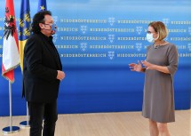 Landeshauptfrau Johanna Mikl-Leitner im Gespräch mit Theaterfest-Obmann Werner Auer.
