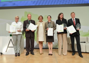 Den Anerkennungspreis überreichte Landeshauptfrau Johanna Mikl-Leitner (3.v.l.) an Doris Ribitsch und Georg Gübitz (Arbeitsgruppe Biomaterial & Enzyme Technology), Astrid Rosa Mach-Aigner, Celina Wawruschka und Lucian Beer. (v.l.n.r.)