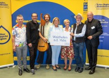 Landeshauptfrau Johanna Mikl-Leitner (Mitte), Andreas Kuba (li. außen) und Harald Knabl (re. außen) mit teilnehmenden Künstlerinnen und Künstlern der „Tage der Offenen Ateliers“ aus Waidhofen a.d. Ybbs.