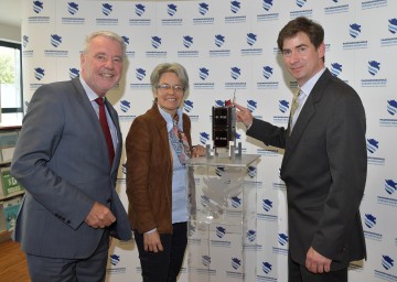 Im Bild von links nach rechts:  Bürgermeister Mag. Klaus Schneeberger, Landesrätin Dr. Petra Bohuslav, Dr. Carsten Scharlemann, Studiengangsleiter „Aerospace Engineering“ an der FH Wiener Neustadt 