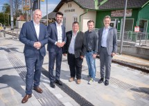 (v.l.n.r.) NÖVOG Geschäftsführer Michael Hasenöhrl, LH-Stellvertreter Udo Landbauer, Bürgermeister Arthur Rasch, Leiter NÖVOG Infrastruktur Instandhaltung & Bau Christian Postl und NÖVOG Geschäftsführer Wolfgang Schroll beim Lokalaugenschein am neuen Bahnhof Hofstetten-Grünau.