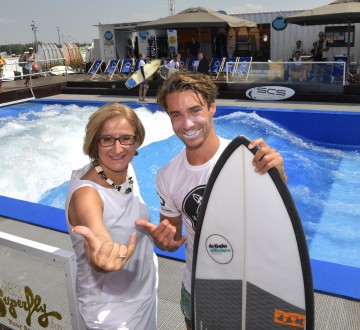 Surfer-Paradies auf den Multiplex-Terrassen der SCS eröffnet: Landeshauptfrau Johanna Mikl-Leitner und Lukas Haigermoser, Österreichs Aushängeschild im Riversurf Bereich (v.l.n.r.) 