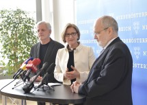 Bei der Pressekonferenz: Primar Friedrich Riffer, Landeshauptfrau Johanna Mikl-Leitner, Rektor Rudolf Mallinger (v. l. n. r.)