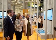 Landeshauptfrau Johanna Mikl-Leitner und Geschäftsführerin Doris Agneter beim Rundgang durch den Innovation Corner NÖ.