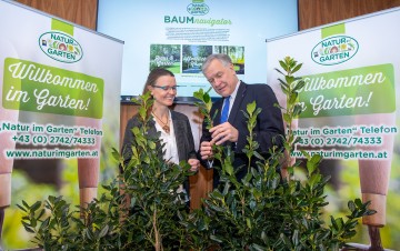 „Natur im Garten“-Baumnavigator präsentiert: Katja Batakovic, fachliche Leiterin von „Natur im Garten“, und Landesrat Martin Eichtinger informierten.