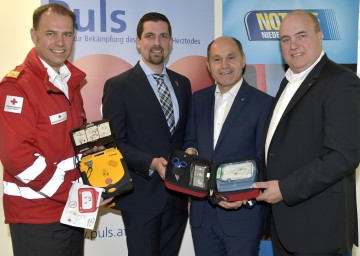 Defibrillator-Netzwerk sorgt für noch raschere Hilfe bei Herz-Kreislauf-Stillstand. Im Bild von links nach rechts:  DI Peter Kaiser, Geschäftsführer Rotes Kreuz NÖ, Dr. Markus Winnisch von Puls, ein Verein zur Bekämpfung des plötzlichen Herztods, Landeshauptmann-Stellvertreter Mag. Wolfgang Sobotka und Ing. Christof Constantin Chwojka, Geschäftsführer Notruf NÖ