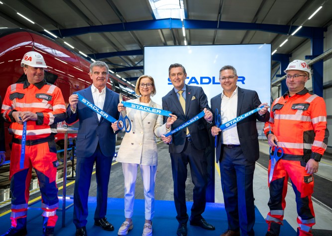 LH Mikl-Leitner eröffnet neue Stadler-Werkhalle im Marchfeld