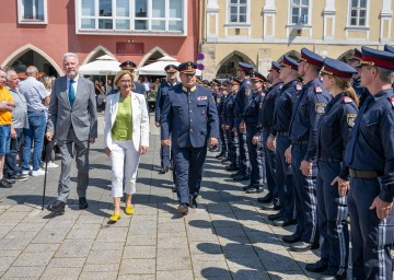 Landeshauptfrau Johanna Mikl-Leitner, Bundespolizeidirektor Michael Takacs (re.) und Bürgermeister Klaus Schneeberger (li.) beim Abschreiten der Formation.