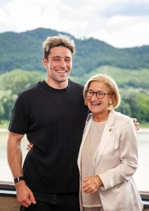 Landeshauptfrau Johanna Mikl-Leitner mit Musiker Alexander Eder bei der heutigen „Starnacht aus der Wachau“ Pressekonferenz im Schloss Dürnstein.