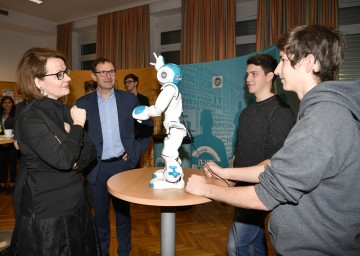 Bildungs-Landesrätin Christiane Teschl-Hofmeister wird an der Modellschule Ybbs von einem durch die Schüler programmierten Roboter begrüßt