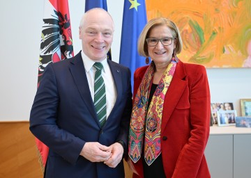 ecoplus Geschäftsführer Helmut Miernicki und Landeshauptfrau Johanna Mikl-Leitner.