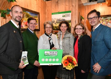 Im Bild von links nach rechts: Jürgen Rosinger, Christoph Madl – Geschäftsführer Niederösterreich-Werbung, Tourismuslandesrätin Petra Bohuslav, Martina Rosinger, Doris Fertl – Landesverband für Urlaub am Bauernhof und Privatzimmervermietung in Niederösterreich, Markus Fürst - Geschäftsführer der Wiener Alpen in Niederösterreich Tourismus GmbH