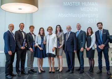 Karl Landsteiner-Privatuniversität in Krems feierte ihre ersten „frisch gebackenen“ Ärztinnen und Ärzte. Im Bild: Landeshauptfrau Johanna Mikl-Leitner und Rektor Rudolf Mallinger (vierter von rechts) mit Absolventinnen und Absolventen, Mitarbeiterinnen und Mitarbeitern der Karl Landsteiner-Privatuniversität 