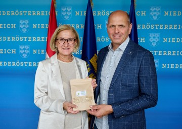 Landeshauptfrau Johanna Mikl-Leitner und Geschäftsführer Leopold Kasseckert.