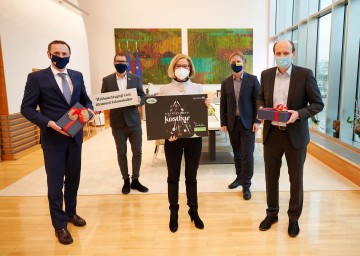 v.l.n.r.: Tourismuslandesrat Jochen Danninger, Harald Pollak, Obmann der Niederösterreichischen Wirtshauskultur, Landeshauptfrau Johanna Mikl-Leitner, Michael Duscher, Geschäftsführer der Niederösterreich Werbung, Clemens Klingan, Geschäftsleiter SOS-Kinderdorf.