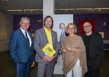 Bei der Ausstellungseröffnung „Planet Pammesberger“ im Karikaturmuseum Krems (v.l.n.r.): Hermann Dikowitsch, Leiter der Abt. Kunst und Kultur im Amt der NÖ Landesregierung, Michael Pammesberger, Landeshauptfrau Johanna Mikl-Leitner und Gottfried Gusenbauer, Künstlerischer Direktor Karikaturmuseum Krems.