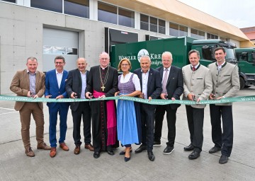 Bei der feierlichen Eröffnung in der Sandgrube 13 (v.l.n.r.): Baumeister Stefan Graf, Architekt Erwin Krammer, Obmann Florian Stöger, Bischof Alois Schwarz, Landeshauptfrau Johanna Mikl-Leitner, Geschäftsführer Ludwig Holzer, Bürgermeister Reinhard Resch, Weinbaupräsident Johannes Schmuckenschlager und Europaabgeordnete Alexander Bernhuber.
<br />
